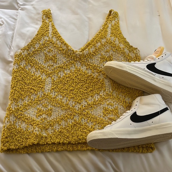 Anthropology yellow and white soft top size small - Picture 4 of 4